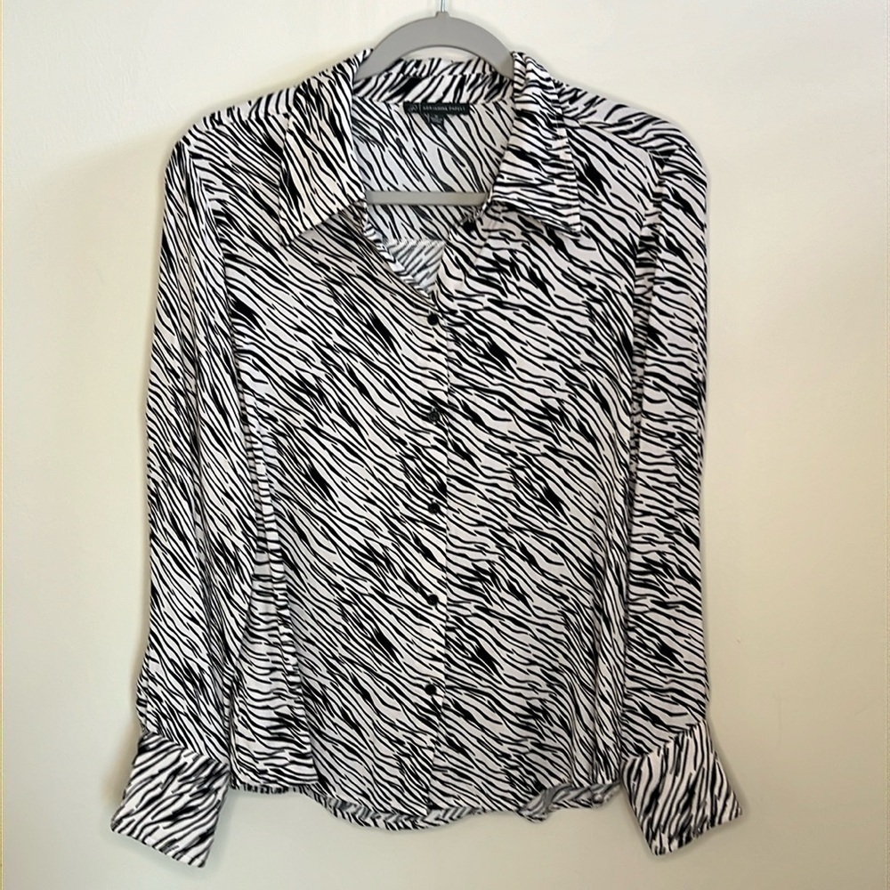 ADRIANNA PAPELL MEDIUM CREAM AND BLACK ANIMAL PRINT LONG SLEEVED BLOUSE